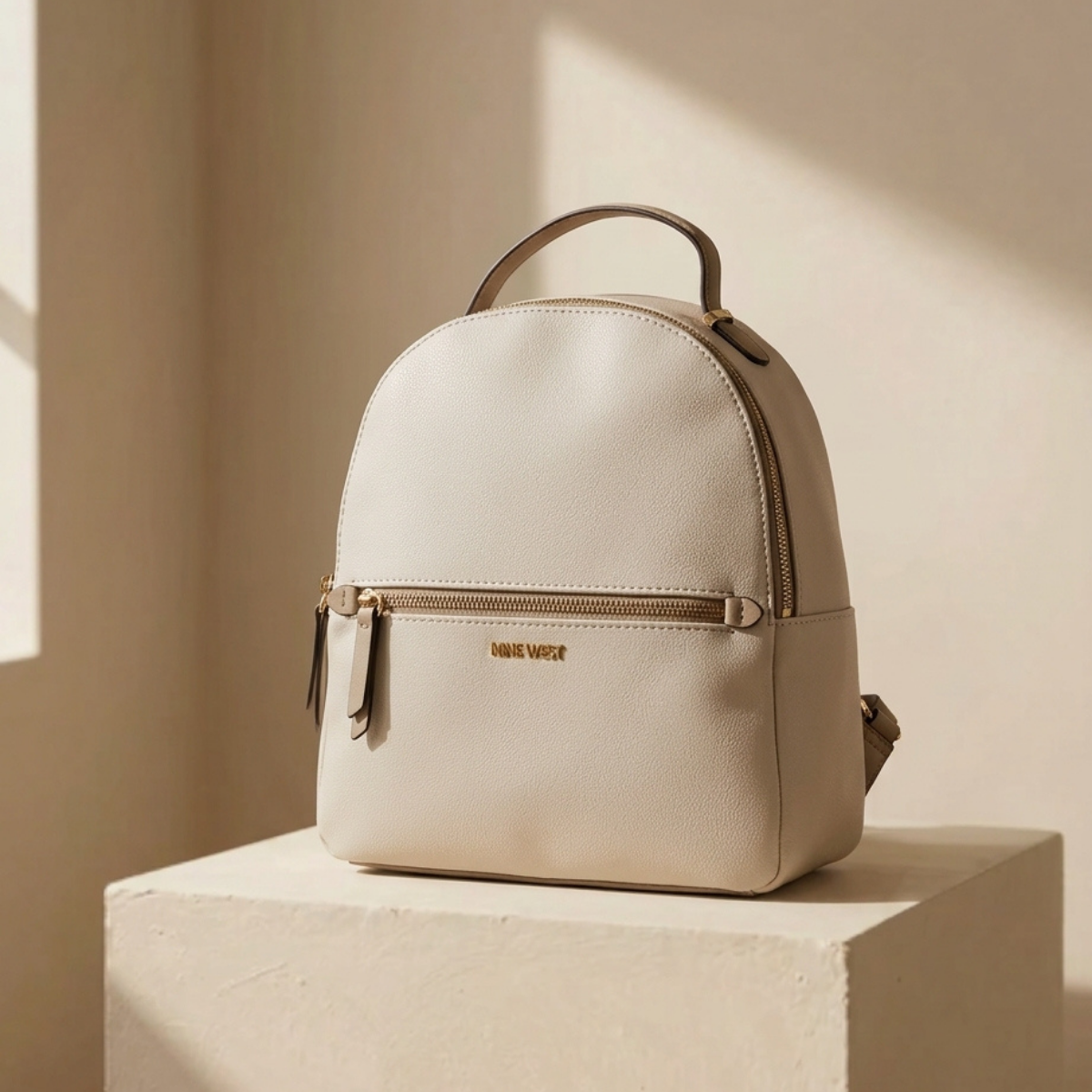 Mochila Up and Away Backpack | Nine West | Color crema/marfil | 9” x 11” | Mediana