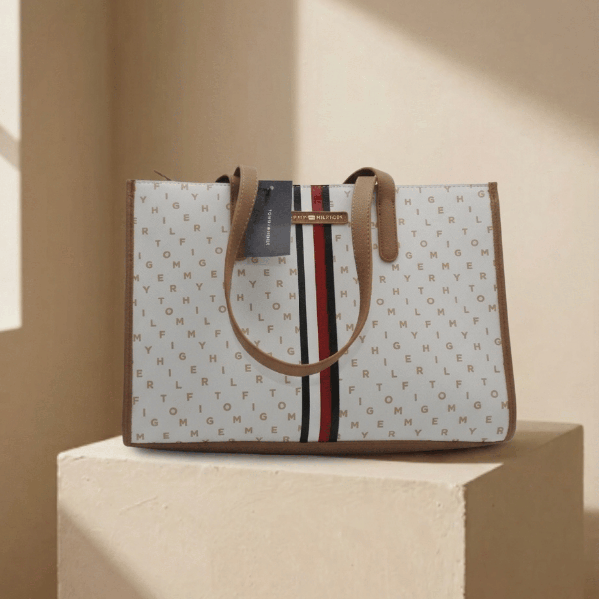 Bolso Jaden Tote | Tommy Hilfiger | Color crema/café con monograma | 10” x 14” | Grande