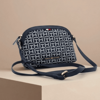 Bolso Jaden Dome Crossbody | Tommy Hilfiger | Color azul marino/blanco | 9” x 6” | Pequeña