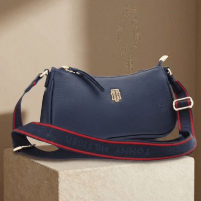 Bolso Thora Crossbody | Tommy Hilfiger | Color azul marino | 10” x 6” | Mediana