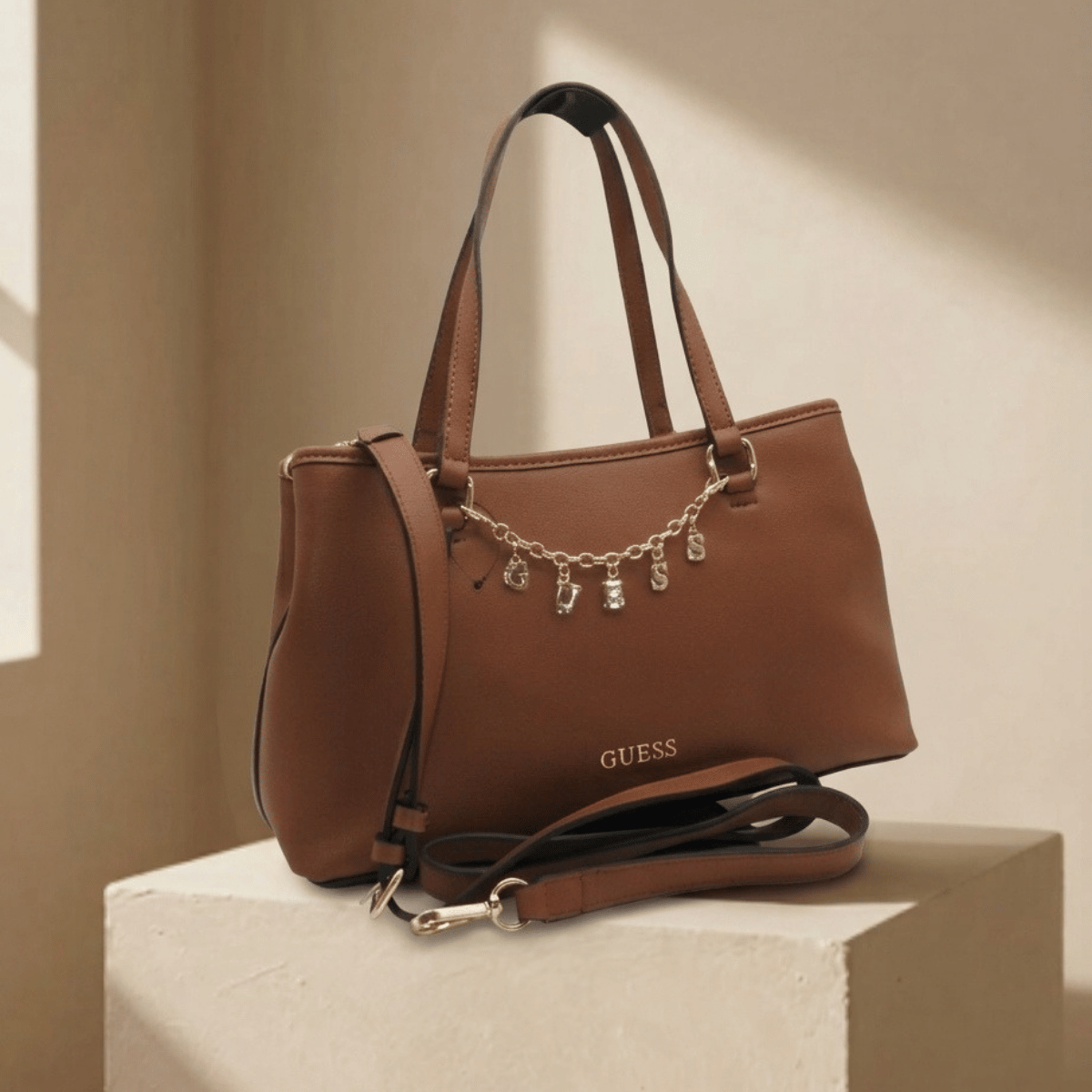 Bolso Abey Satchel | GUESS | Color café | 11” x 8” | Mediana