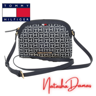 Bolso Jaden Dome Crossbody | Tommy Hilfiger | Color azul marino/blanco | 9” x 6” | Pequeña