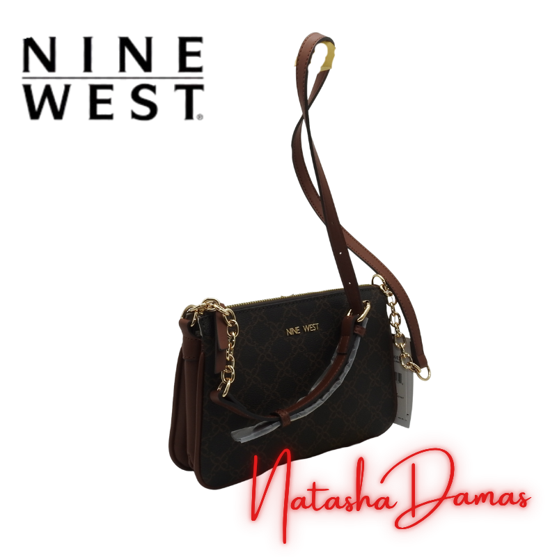 Bolso Tabletop Crossbody | Nine West | Color café con monograma | 9” x 6” | Pequeña - Imagen 2