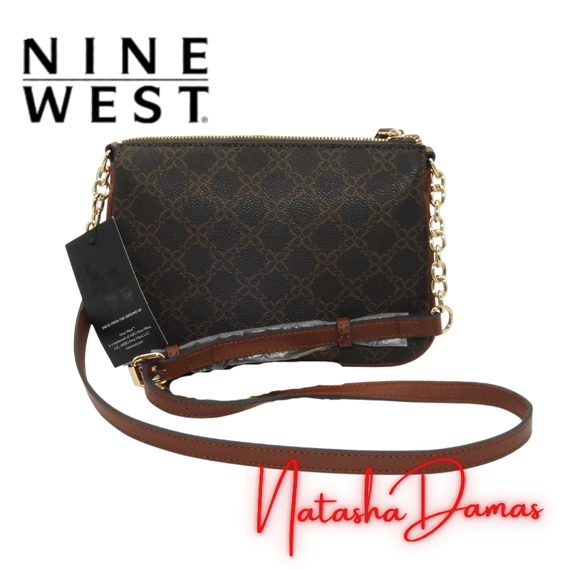 Bolso Tabletop Crossbody | Nine West | Color café con monograma | 9” x 6” | Pequeña - Imagen 3